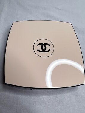 Chanel LES BEIGES
Healthy Glow Sun-Kissed Powder